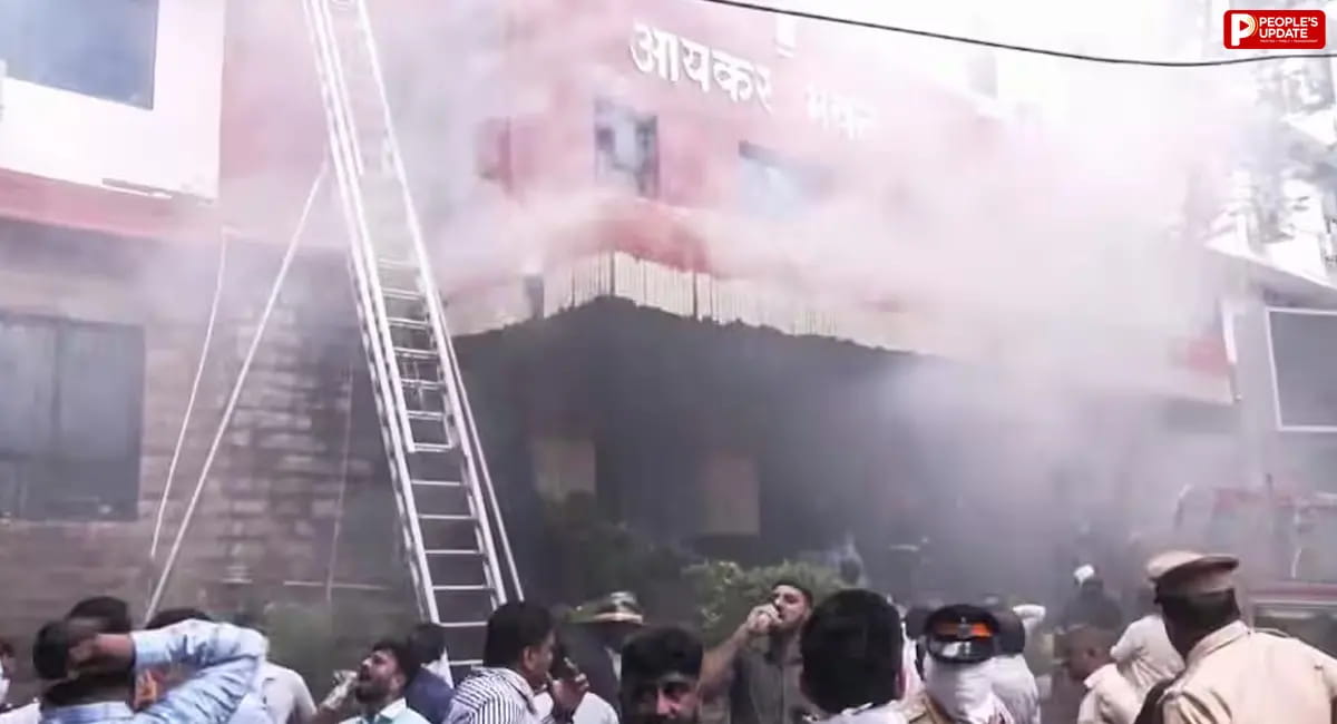 मुंबई में इनकम टैक्स ऑफिस में भीषण आग, कर्मचारियों को सुरक्षित बाहर निकाला गया