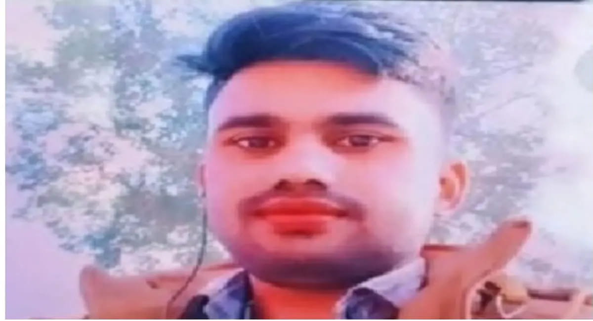भीषण सड़क हादसे में एक की मौत, 2 की हालत गंभीर, कटर से गाड़ी काटकर निकाले शव 
