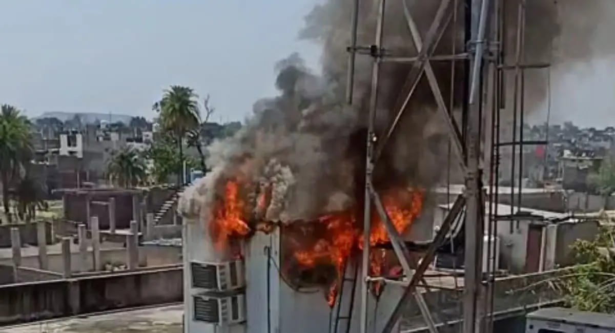 स्कूल की छत पर लगे टावर में लगी आग, छुट्टी होने से टला बड़ा हादसा, फायर ब्रिगेड ने पाया काबू  
