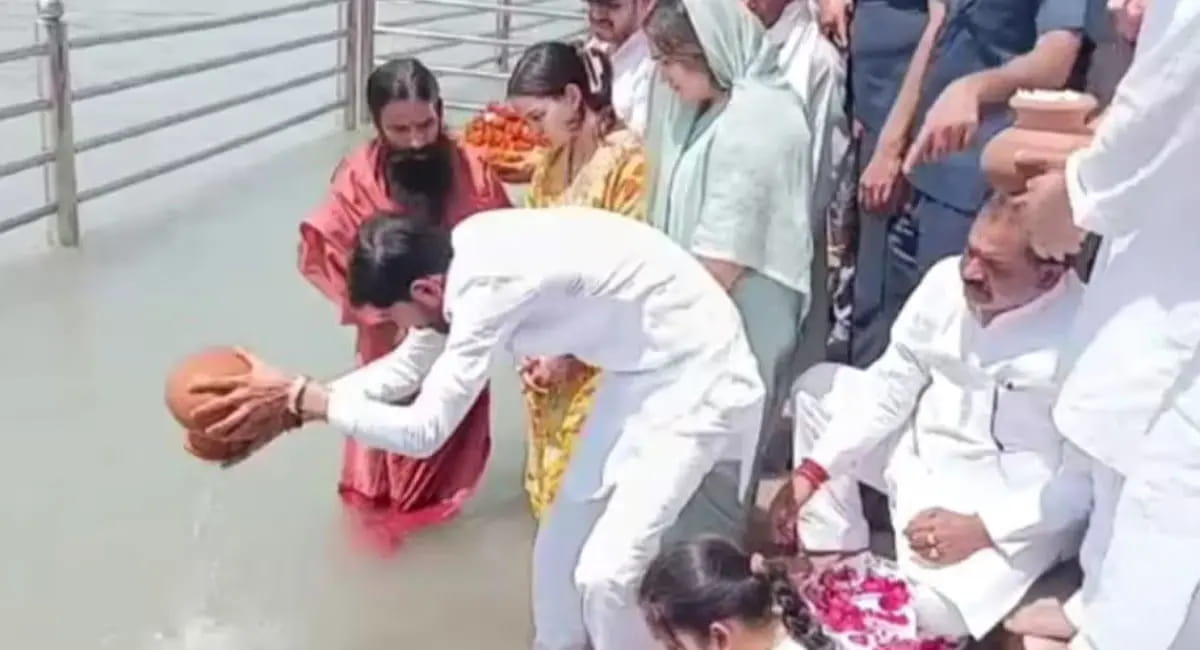 प्रतीक यादव की अस्थियां गंगा में विसर्जित, अपर्णा यादव और दोनों बेटियों ने दी अंतिम विदाई; बाबा रामदेव ने दी सांत्वना 