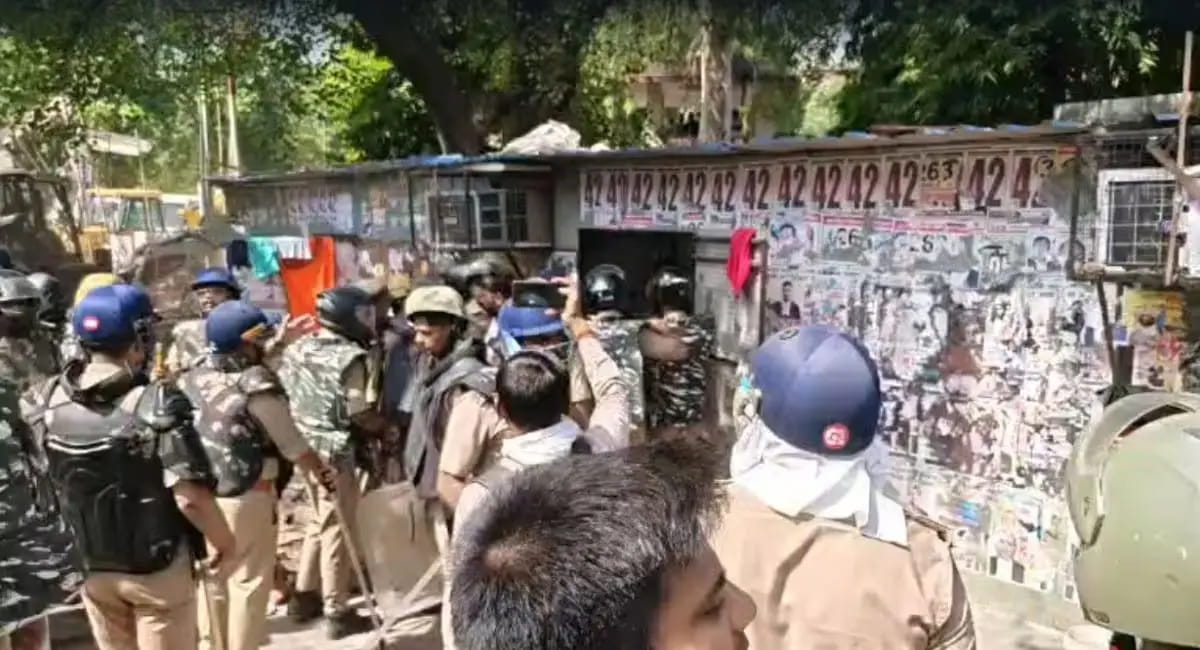 लखनऊ में बुलडोजर एक्शन, वकीलों के चैंबर जमींदोज; कार्रवाई पर भड़के अधिवक्ता