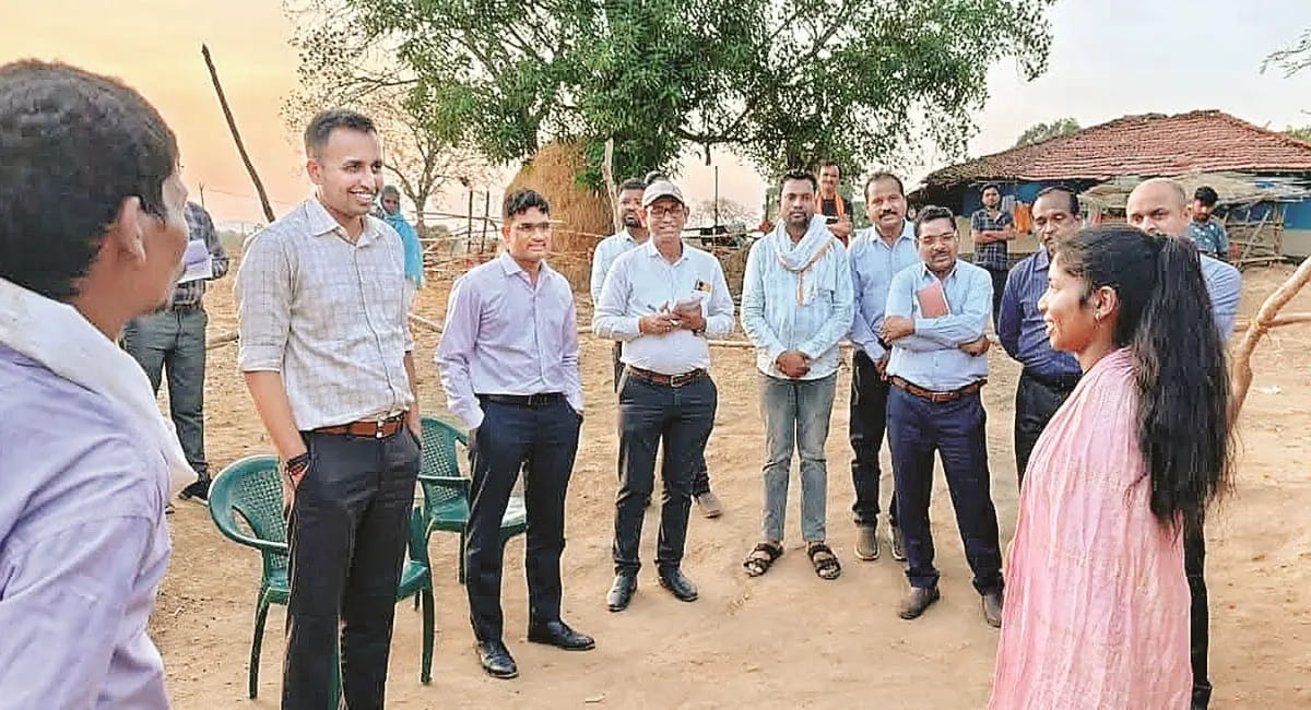 गरीब बेटियों की पढ़ाई के लिए आगे आए प्रशासनिक अफसर, पन्ना में डीएसपी ने झोली फैलाई, पांच मिनट में आए 36 हजार रुपए