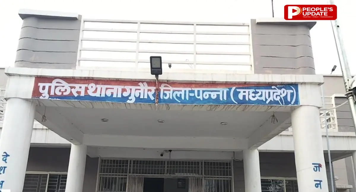 पटवारी पर आदिवासियों और किसानों की जमीन हड़पने का आरोप, कलेक्टर को सौंपा ज्ञापन