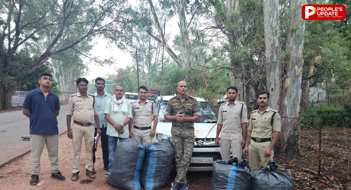 दो लग्जरी कारों में 267 किलो मिला, पुलिस को देख तस्कर जंगल में फरार