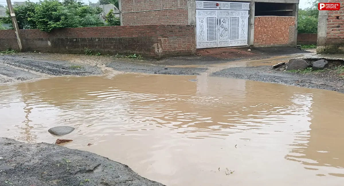 कटनी: 2 दशक से सड़क बदहाल, हर तरफ गड्ढे; पार्षदों ने दी 2 सितंबर से आंदोलन की चेतावनी