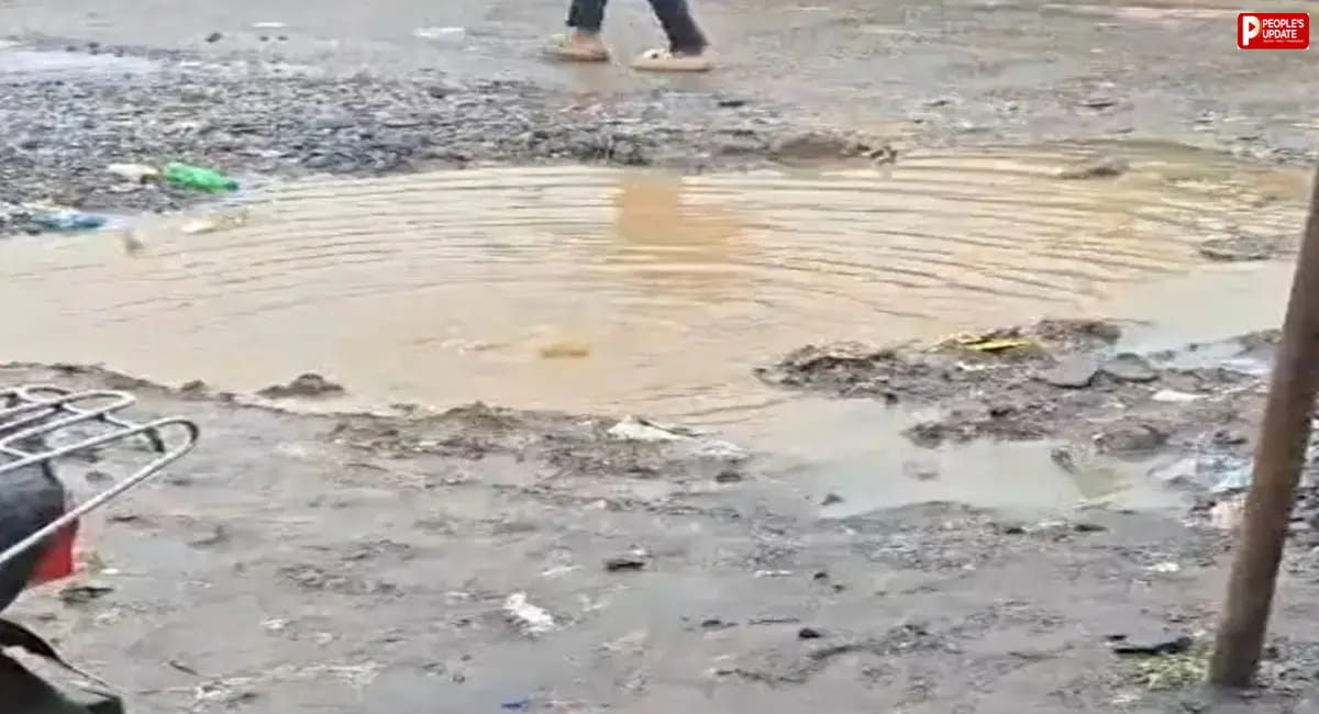 बारिश ने खोली घंसौर की सड़क की पोल, जलभराव और कीचड़ से रास्ते बेहाल 