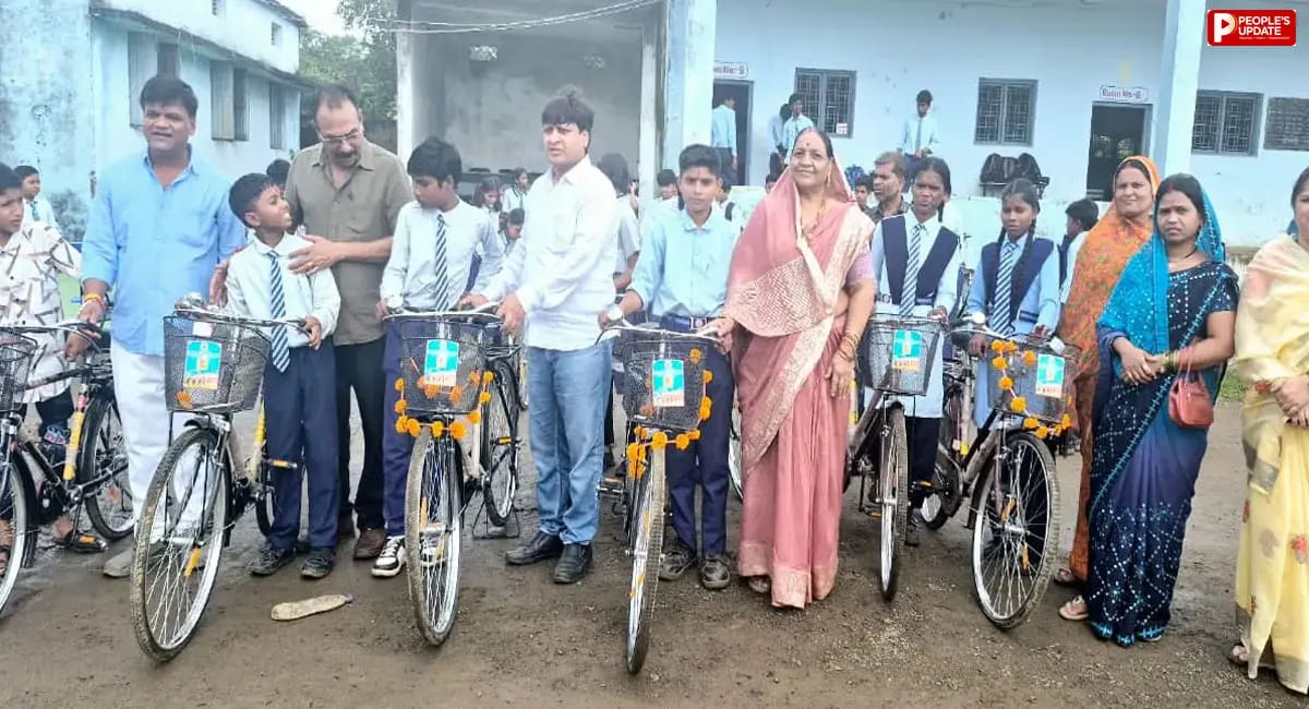 मॉडल स्कूल लखनादौन में बांटी गई साइकिलें, छात्र-छात्राओं के खिले चेहरे 