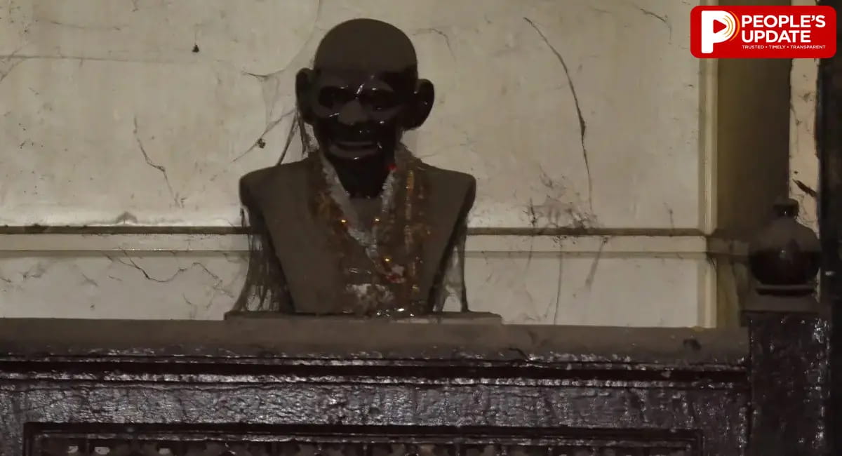 गांधी जयंती से पहले JAH में बदहाल मिली महात्मा गांधी की प्रतिमा, धूल और मकड़जाल के बीच ताले में बंद