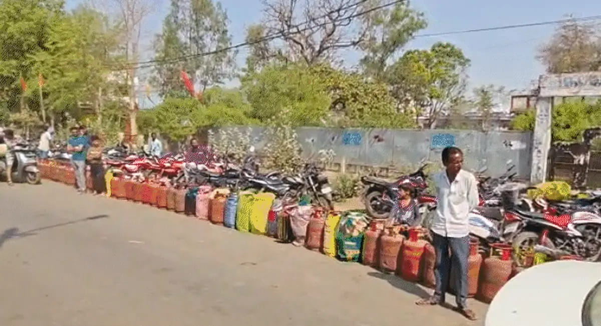 5 दिन से गैस सप्लाई ठप, 50 हजार होटल-रेस्टोरेंट पर ताला लगने का खतरा; भोपाल GMC में सिर्फ 2 दिन का स्टॉक