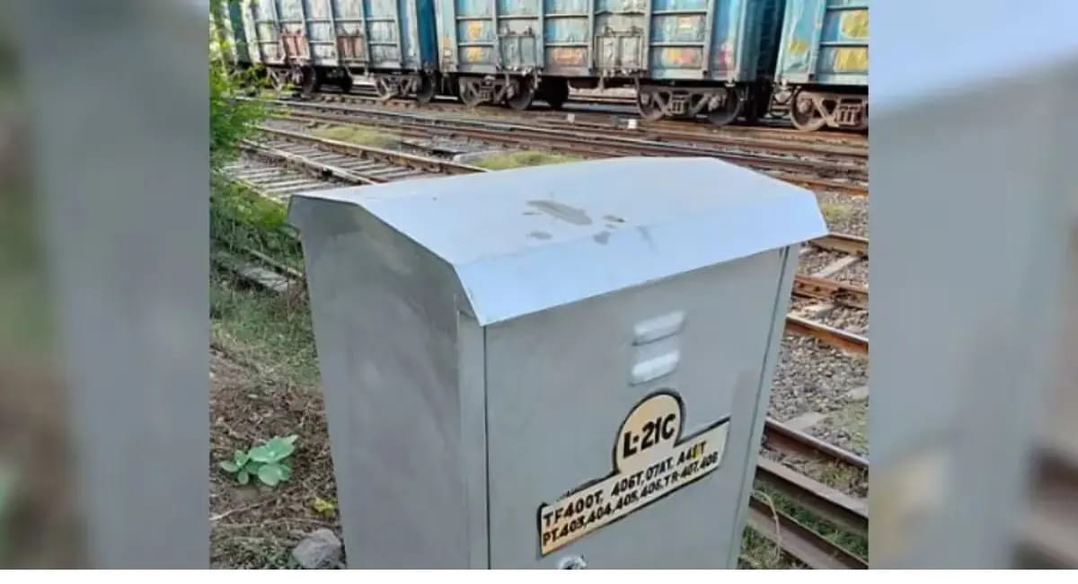 पटरी किनारे दिखने वाले ये बॉक्स क्या हैं? जानिए कैसे बचाते हैं ट्रेन हादसे