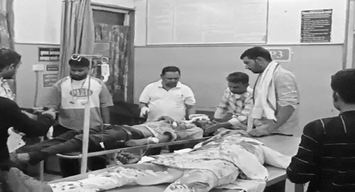 जमीनी विवाद में बाप-बेटे को मारी गोली, हालत गंभीर