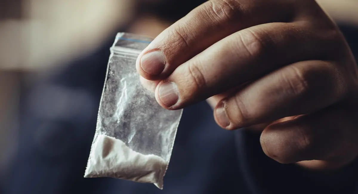 साबुन के डिब्बों और बोतलों में छिपाकर पहुंच रहा नशा