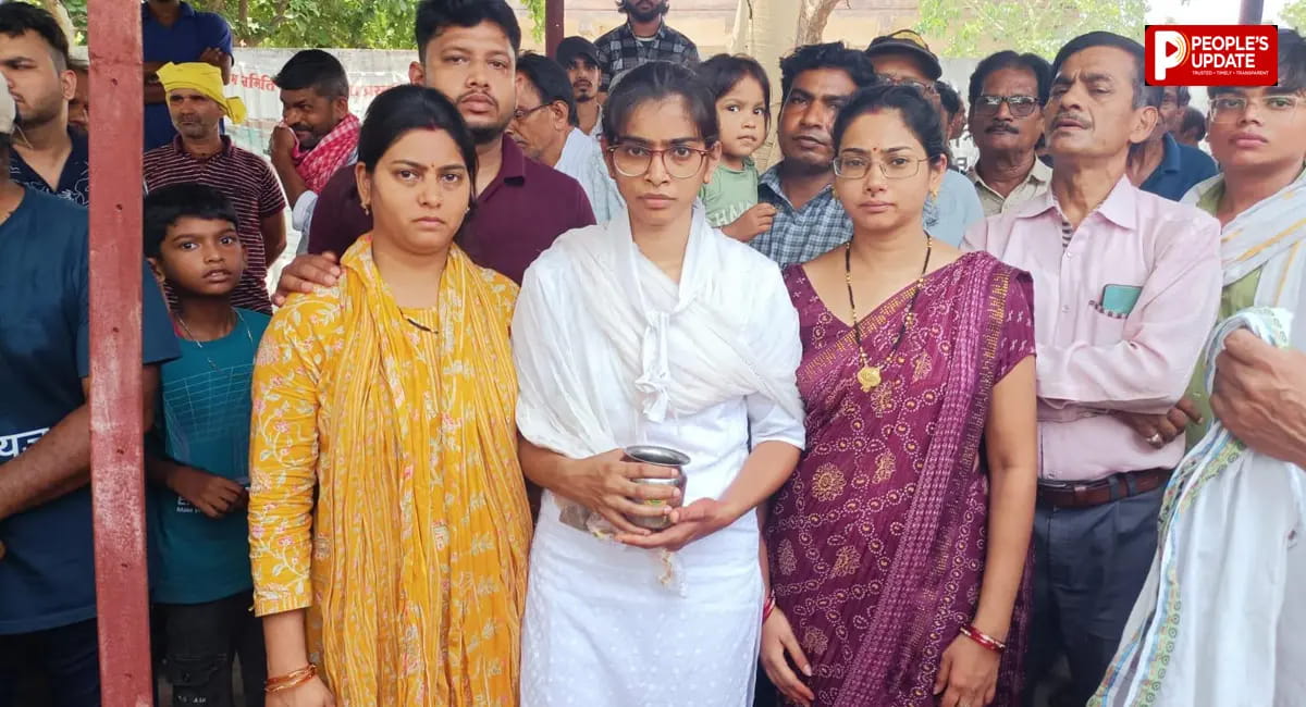 पिता को दी मुखाग्नि; अंतिम विदाई का भावुक दृश्य देख नम हुईं आंखें
