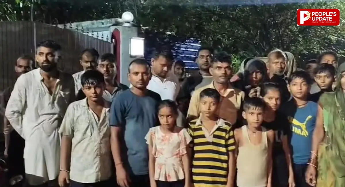 जलभराव से परेशान ग्रामीण रात में बच्चों संग डीएम आवास पहुंचे