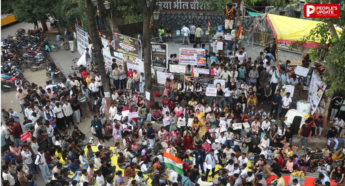 टंट्या भील प्रतिमा पर जुटी भीड़; धर्मेंद्र प्रधान के इस्तीफे की मांग