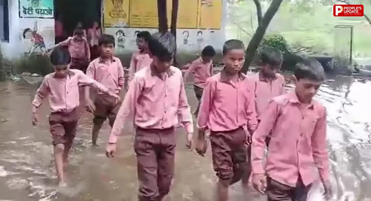 क्लासरूम में पानी, करंट का खतरा… महोबा के इस स्कूल में जान जोखिम में डालकर पढ़ रहे मासूम बच्चे