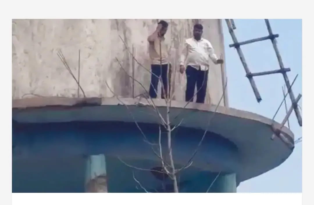पेट्रोल लेकर पानी टंकी पर चढ़े दो युवक, लगाई आग: TI पर रिश्वत और मारपीट का आरोप, सस्पेंड नहीं करने पर दी आत्महत्या की धमकी