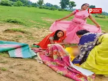 सूरजपुर में रास्ता बंद होने से खेत में कराना पड़ा प्रसव, एंबुलेंस नहीं पहुंची तो महिलाओं ने साड़ी से बनाया घेरा