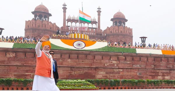 लाल किले से पीएम मोदी की पाकिस्तान को चेतावनी, कहा- खून और पानी एक साथ नहीं बहेंगे, न्यूक्लियर ब्लैकमेल अब नहीं सहा जाएगा