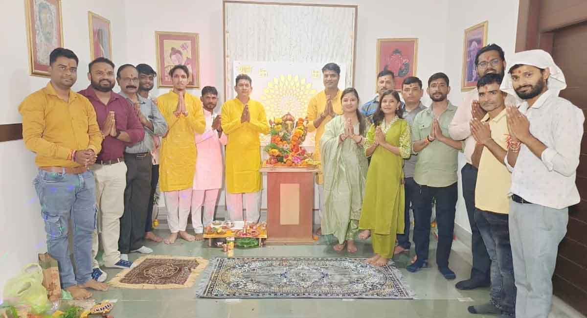 धूमधाम से शुरू हुआ गणेश उत्सव, पीपुल्स अपडेट ऑफिस में गणपति बप्पा का आगमन, मंत्रोच्चार और आरती से गूंजा परिसर