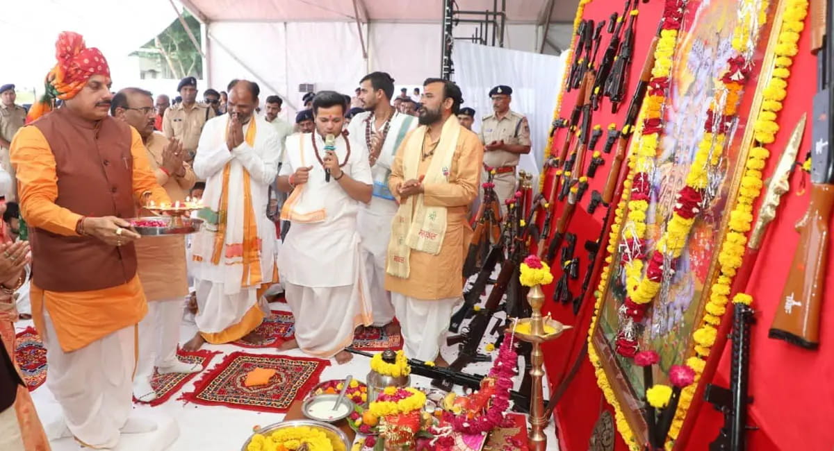 इंदौर में विजयादशमी पर सीएम डॉ. मोहन यादव ने किया शस्त्र पूजन, कहा- प्रदेश में होगी पुलिसकर्मियों की भर्ती