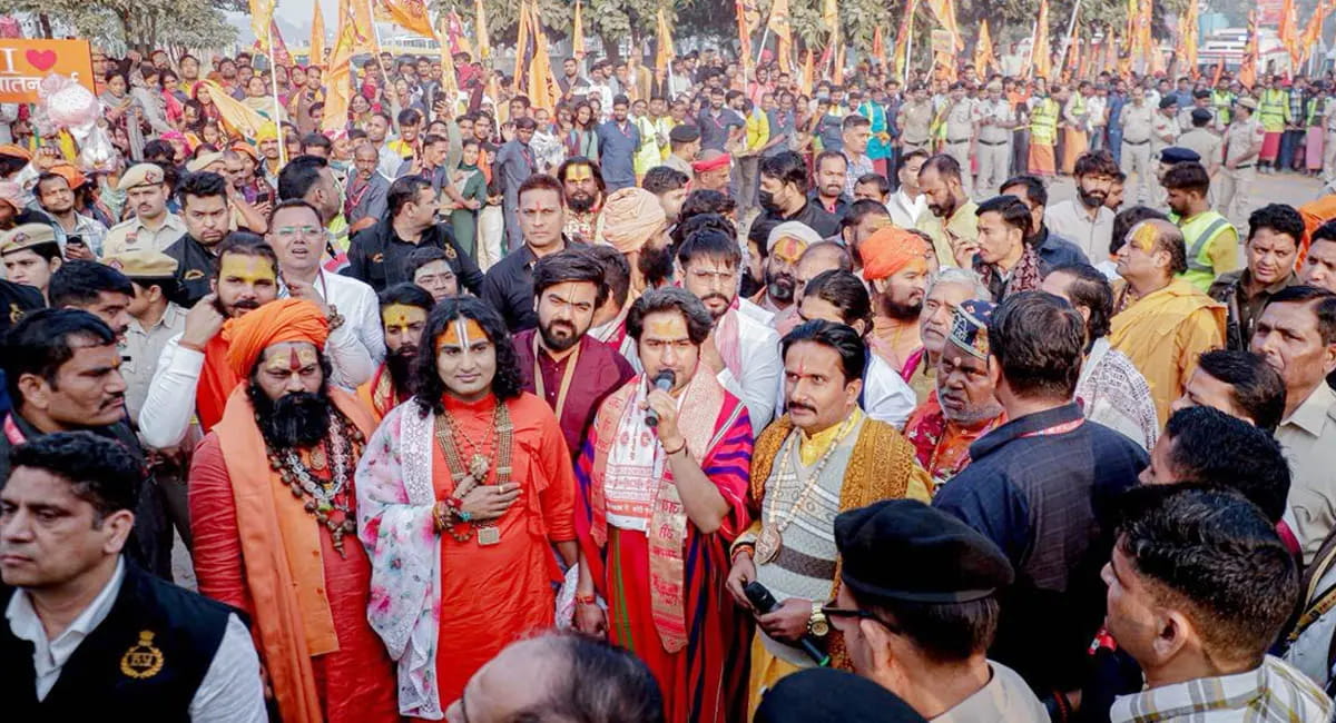 फरीदाबाद में धीरेंद्र कृष्ण शास्त्री की सनातन हिंदू एकता पदयात्रा का उत्साह, अनिरुद्धाचार्य महाराज भी हुए शामिल, लोगों ने ली शपथ