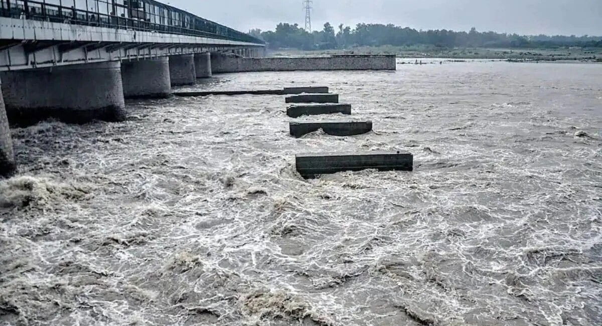दिल्ली-NCR में यमुना का जलस्तर बढ़ा, हथिनीकुंड बैराज से छोड़ा गया पानी; बाढ़ अलर्ट जारी