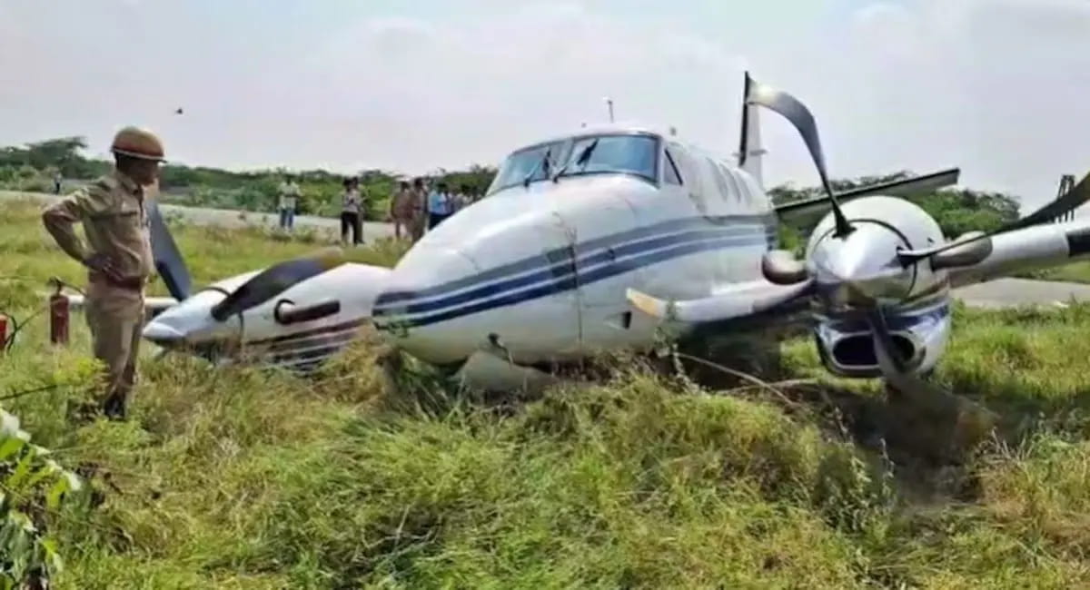 फर्रुखाबाद में बड़ा हादसा टला! टेक ऑफ के दौरान रनवे से फिसला प्राइवेट विमान, झाड़ियों में जा घुसा