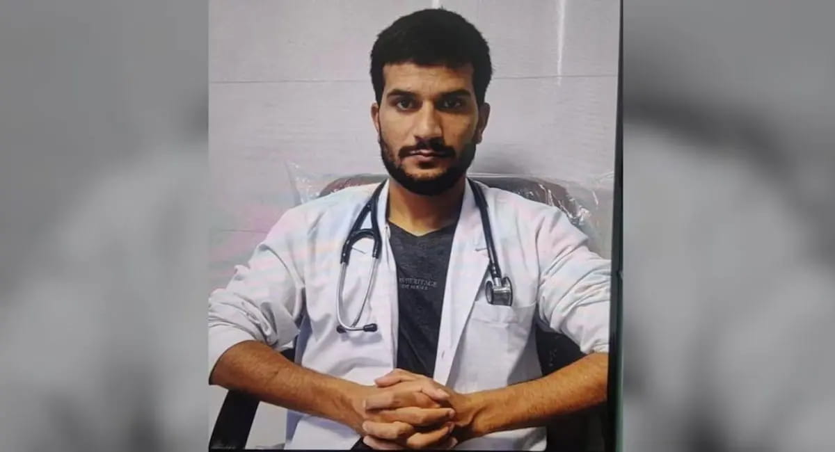 सफेद कोट, स्टेथोस्कोप और मौत का मिशन... लाल किले पर ब्लास्ट करने वाले आतंकी उमर की नई तस्वीर