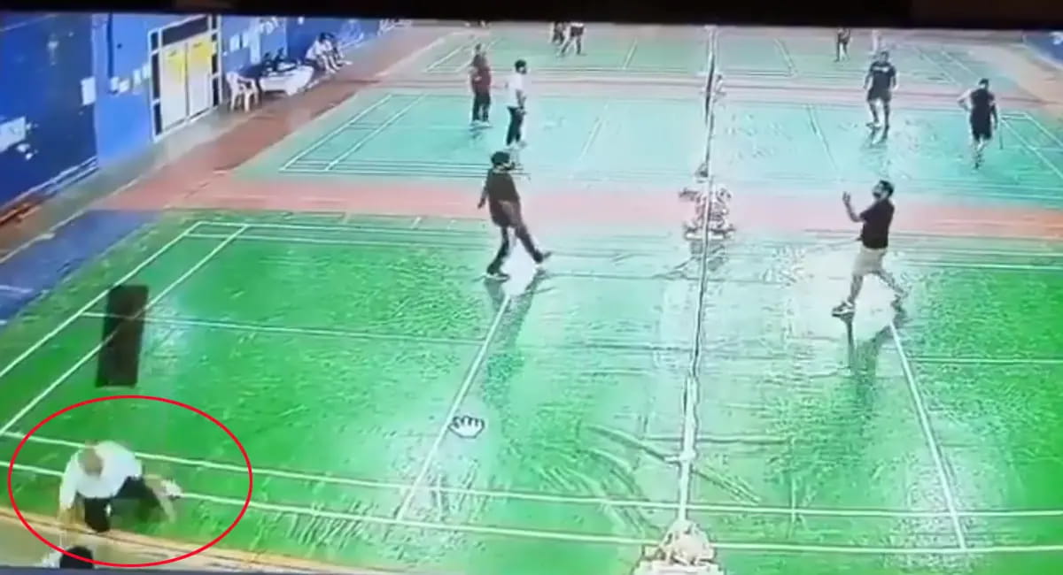 बैडमिंटन खेलते-खेलते अचानक गिरा शख्स, CCTV में कैद हुआ दिल दहला देने वाला मंजर