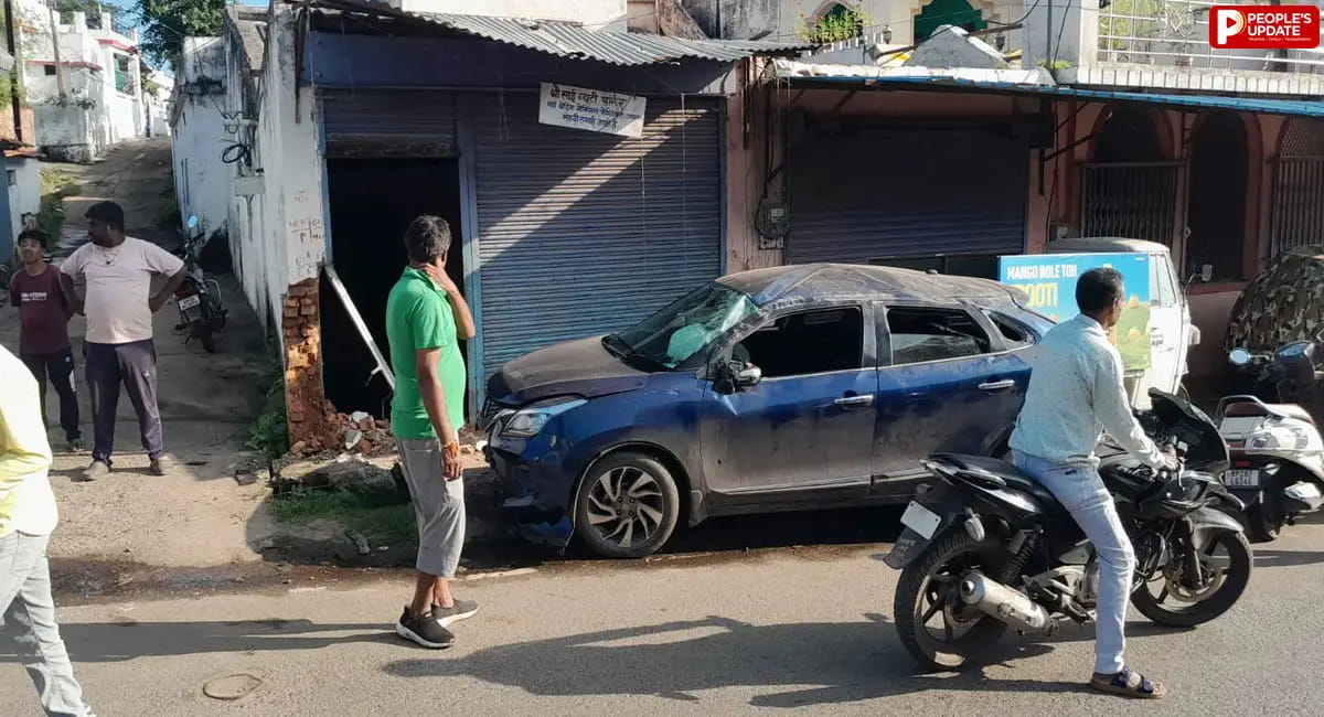 परासिया में कुत्ते को बचाने में बेकाबू हुई कार, पत्थर से टकराकर मकान में घुसी; बुजुर्ग की मौत