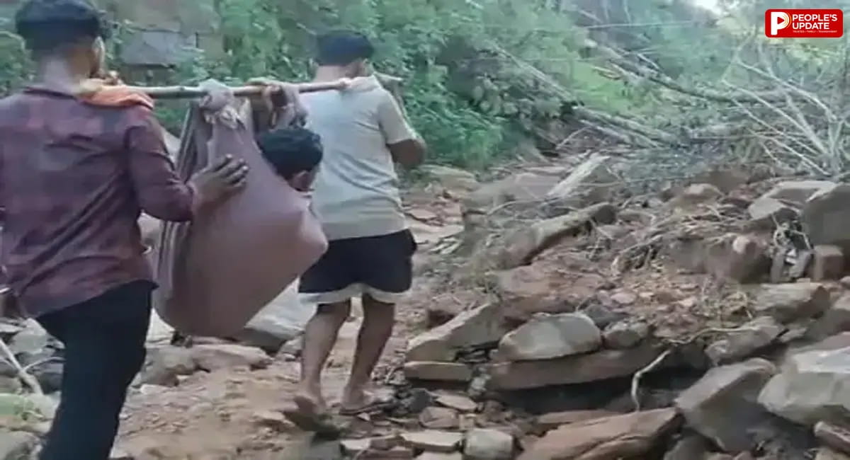 सतना में बदहाल सड़क की तस्वीर, मरीज को डेढ़ किमी तक कंधे पर ढोया, बारिश में दलदल बना रास्ता