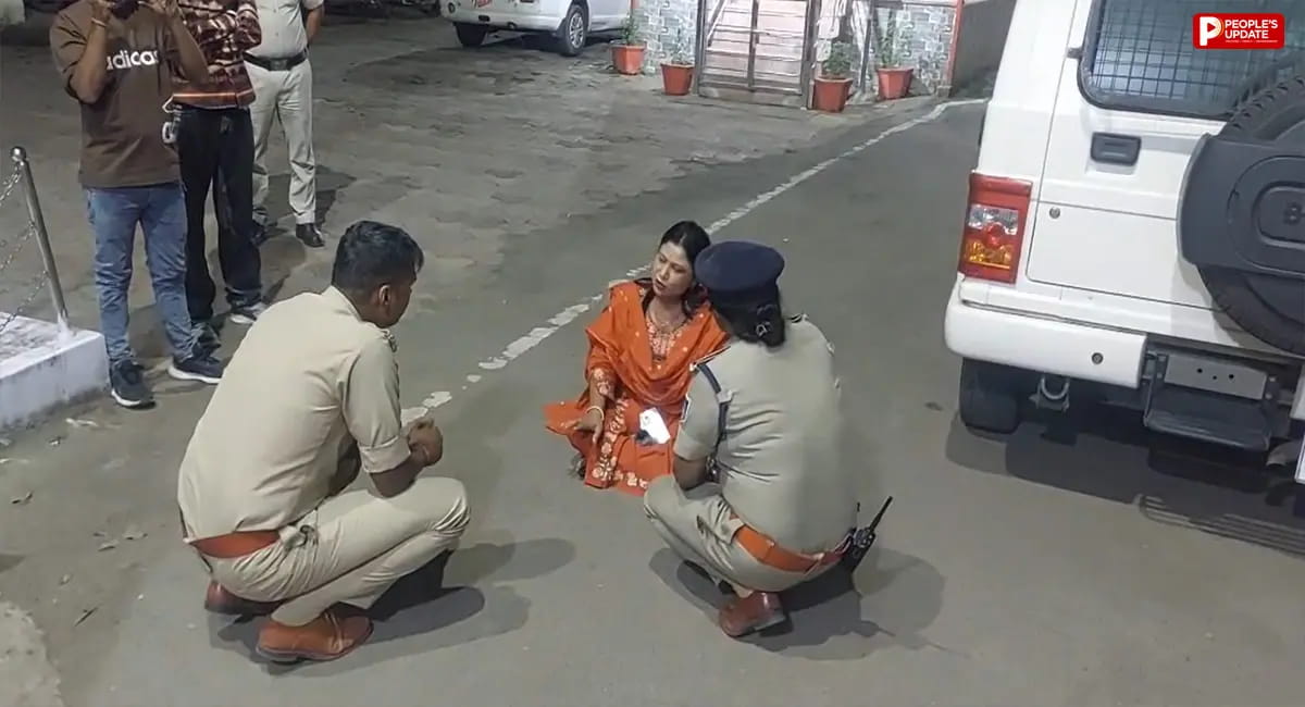 छिंदवाड़ा में युवती की शिकायत से हंगामा, BJP उपाध्यक्ष पर लगाए धमकाने के आरोप, FIR के लिए थाने के बाहर धरना 