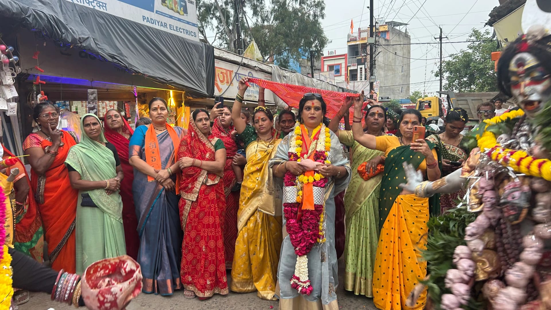 बेटमा में बाला दीदी किन्नर के नेतृत्व में निकली भव्य चुनरी यात्रा, मां अन्नपूर्णा को अर्पित की चुनरी