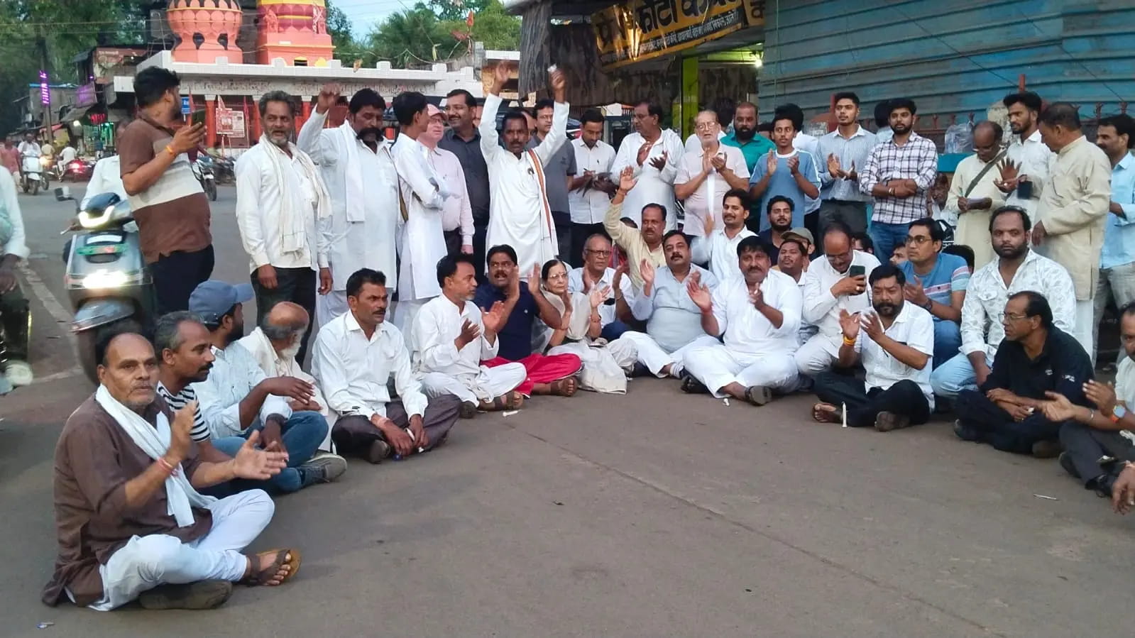 छात्रों पर लाठीचार्ज के विरोध में कांग्रेस कार्यकर्ताओं और छात्रों ने किया प्रदर्शन; शिक्षा मंत्री धर्मेंद्र प्रधान के इस्तीफे से माफी की मांग