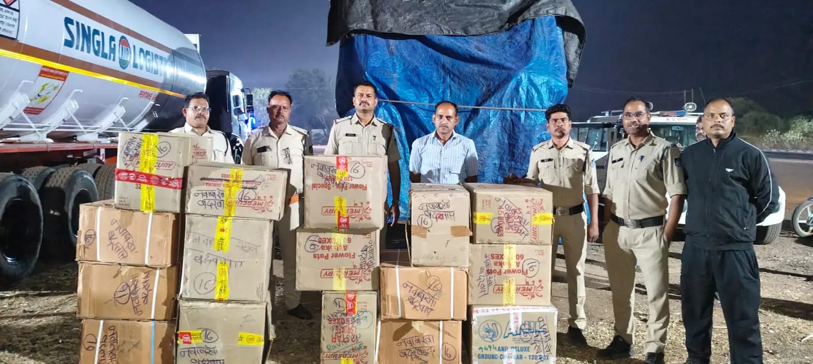 गुना में 30 लाख रुपये का पटाखों से भरा ट्रक जब्त, किराना और प्लास्टिक पाइप के पीछे छिपाए थे 16 कार्टून