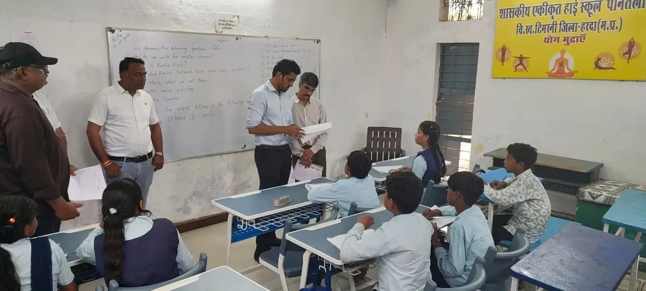 कलेक्टर सिद्धार्थ जैन ने स्कूलों का किया निरीक्षण, पढ़ाई की गुणवत्ता और व्यवस्थाओं का लिया जायजा 