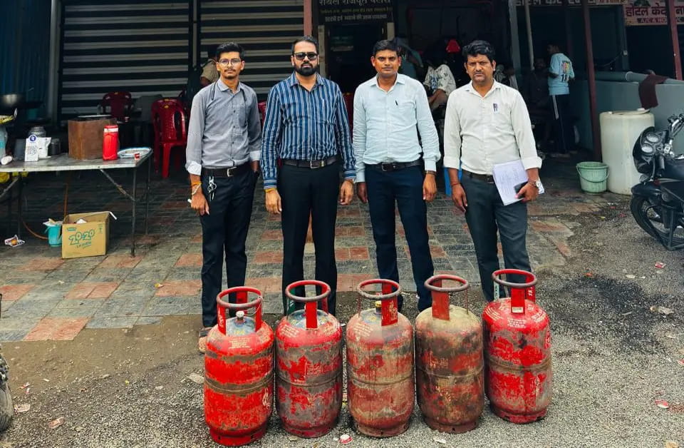 कुबेरेश्वर धाम में घरेलू गैस सिलेंडरों का व्यावसायिक इस्तेमाल पकड़ा, 5 सिलेंडर जब्त