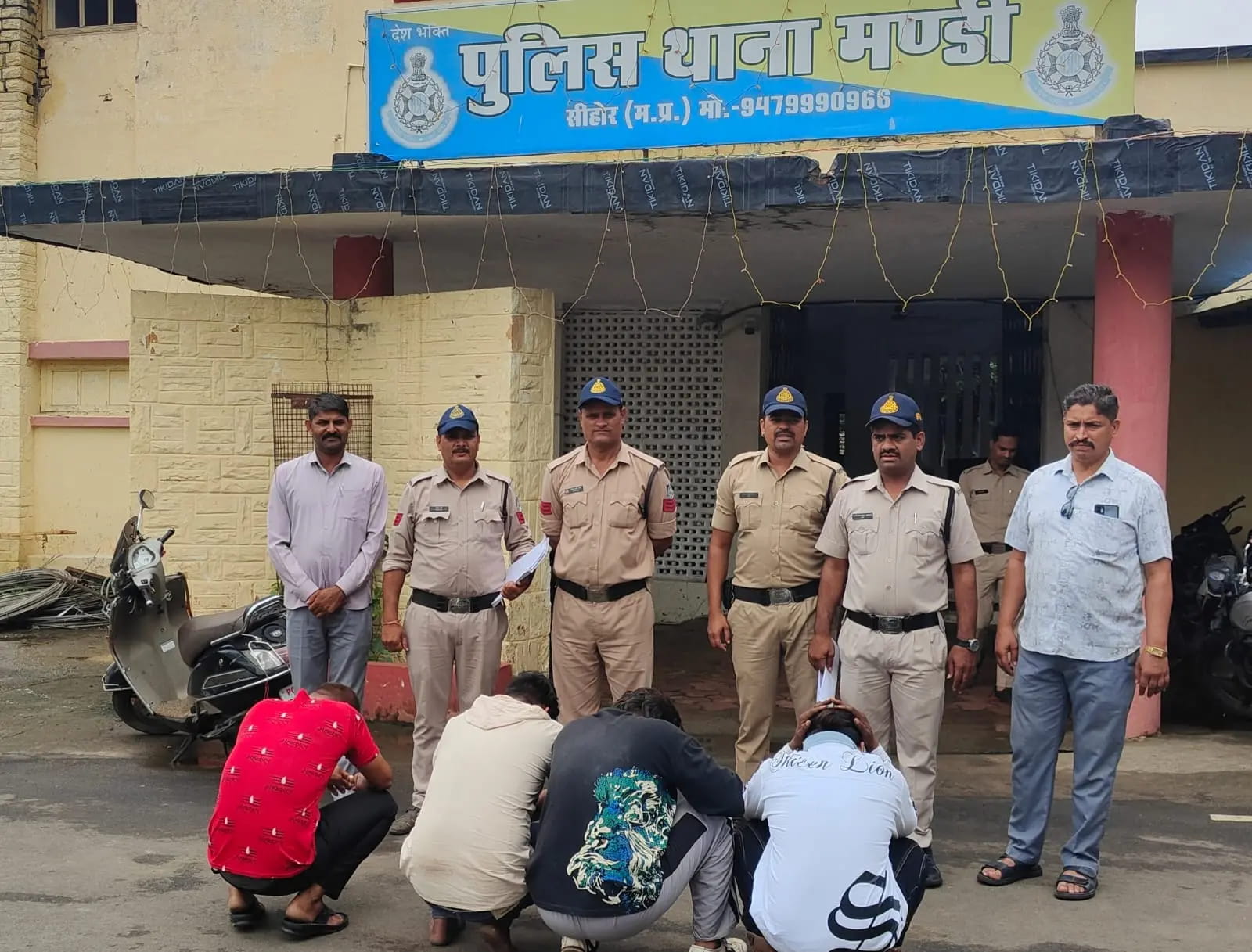 कुबेरेश्वर धाम में श्रद्धालु बनकर घुसे मोबाइल चोर, सादी वर्दी में पुलिस ने 6 को दबोचा, कार जब्त