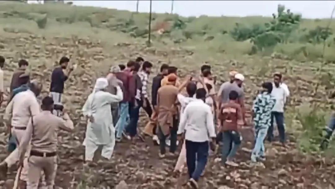 जमीन विवाद में हंगामा, तीन राउंड हवाई फायरिंग; दो लोग घायल, सीमांकन की कार्रवाई रुकी