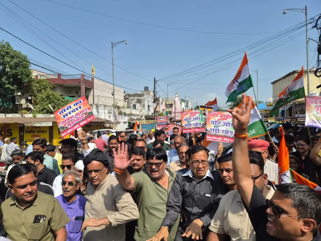 सीईसी ज्ञानेश कुमार के इस्तीफे की मांग पर विदिशा में कांग्रेस का प्रदर्शन, बेरीकेड्स टूटे तो पुलिस ने चलाई वाटर कैनन