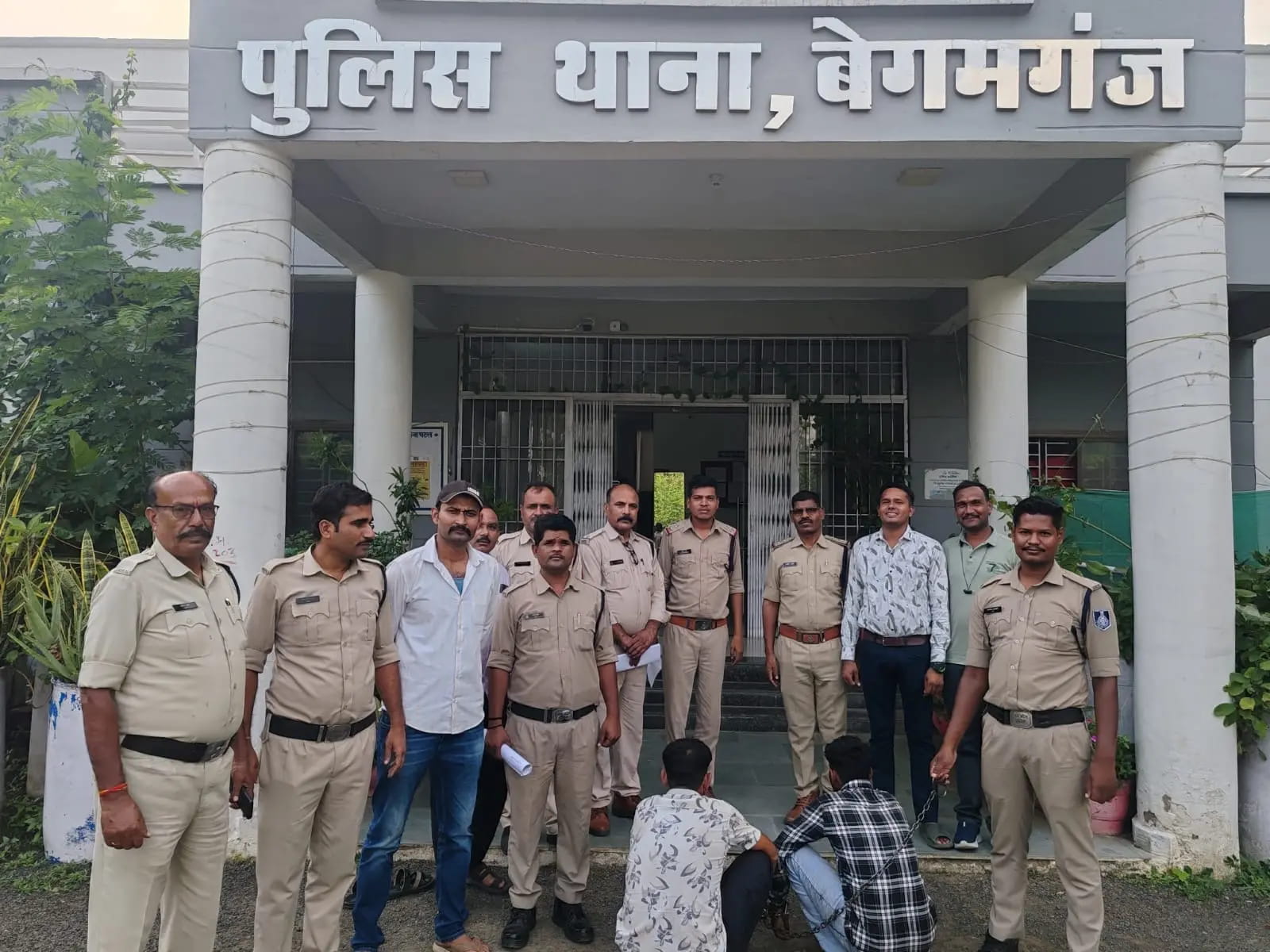 पुलिस अधिकारी बनकर पैसे ऐंठने वाले दो ठग गिरफ्तार