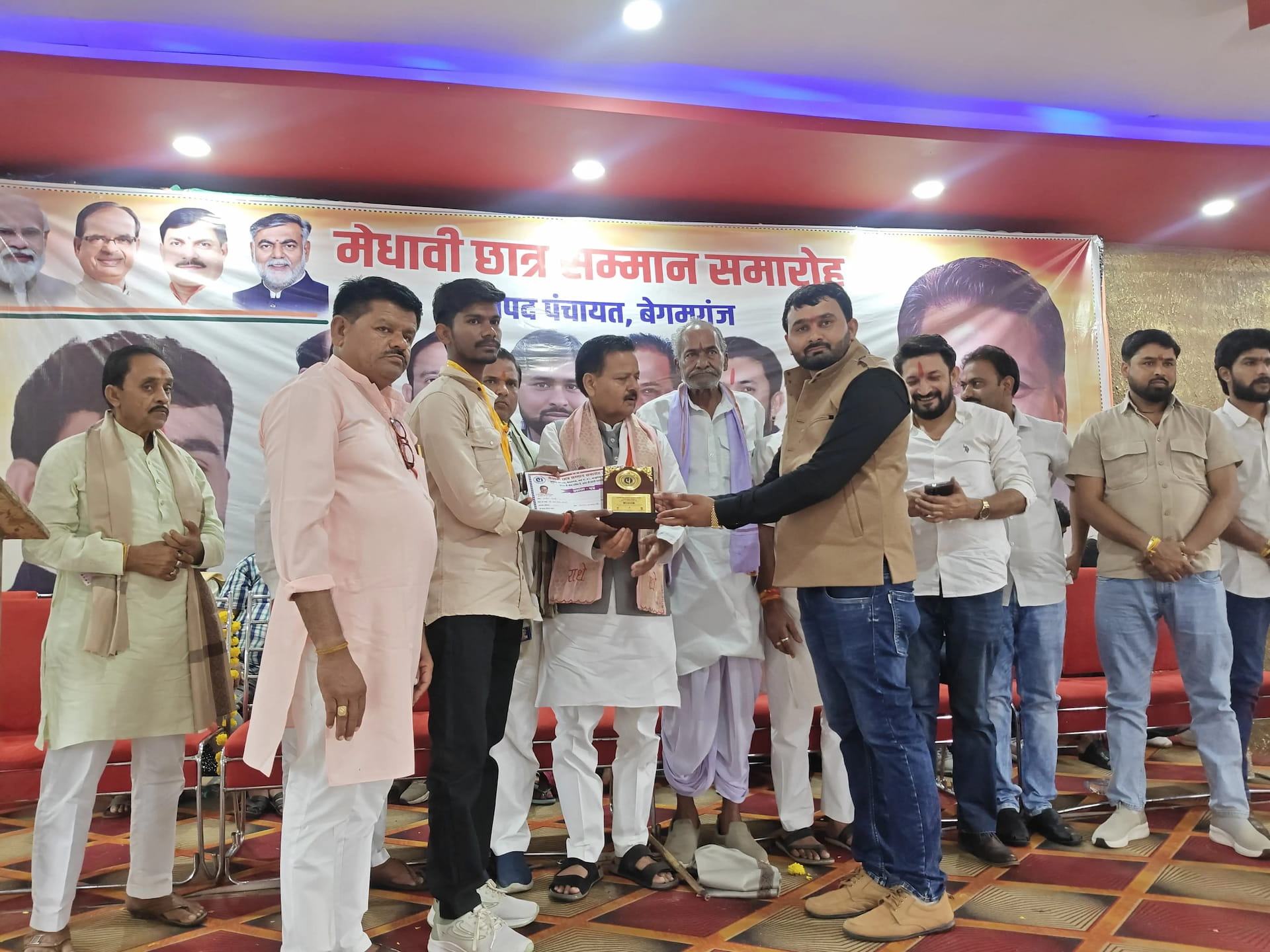 मेधावी छात्र-छात्राओं का सम्मान, पूर्व मंत्री रामपाल सिंह बोले- शिक्षा ही सफलता की सबसे बड़ी पूंजी