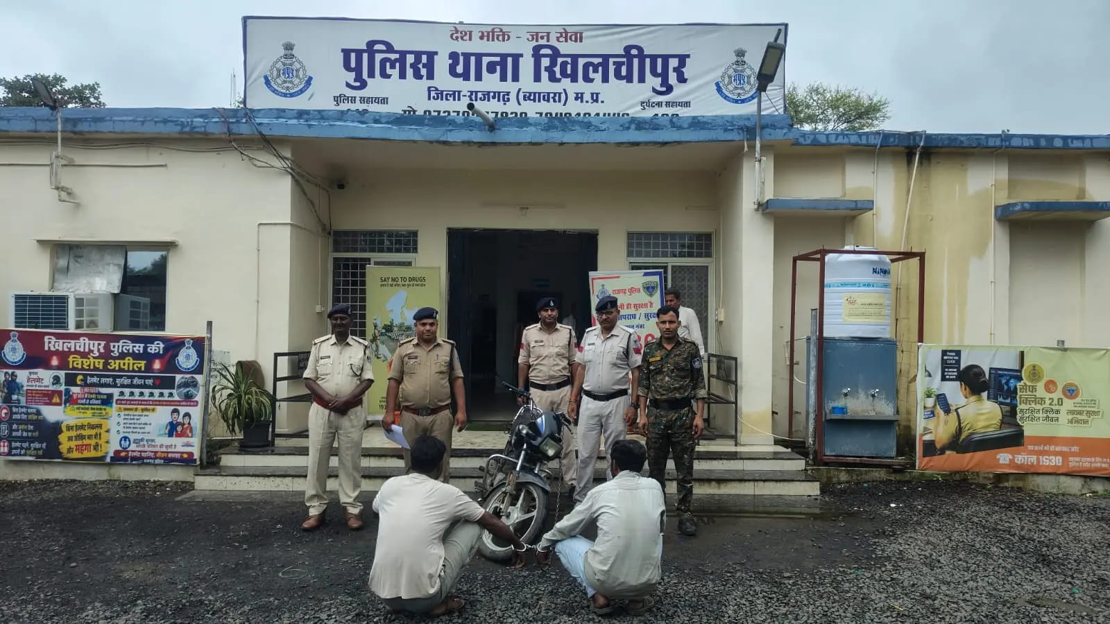 चंदन चोरी के मामले में दो आरोपी गिरफ्तार, बाइक और आरी समेत लकड़ी बरामद