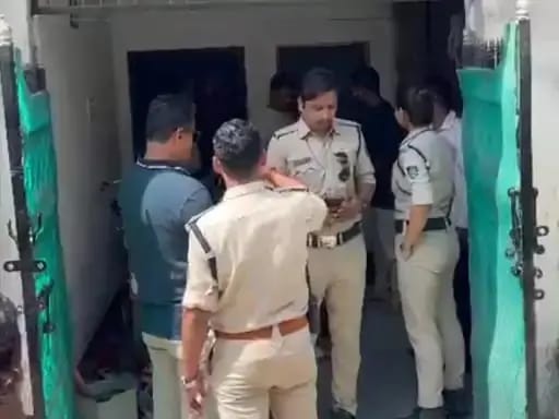सतना में धर्मांतरण की सूचना पर विहिप-बजरंग दल ने घेरा मकान, पुलिस ने संदिग्धों को हिरासत में लिया