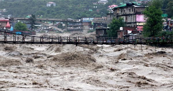 हिमाचल में बरपा मानसून का कहर, अब तक 276 लोगों की मौत, सड़कों और बिजली आपूर्ति पर पड़ा गहरा असर