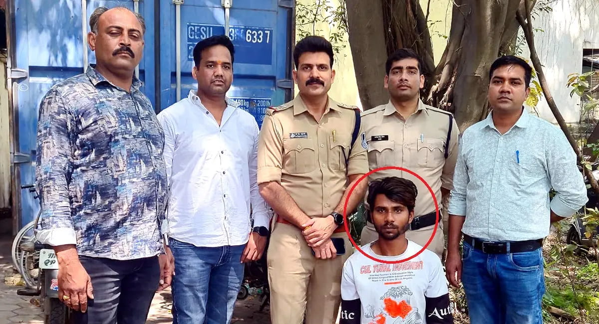 चोर बोला साहब एक बात बताओ - जब भी चोरी करता पकड़ा जाता हूँ