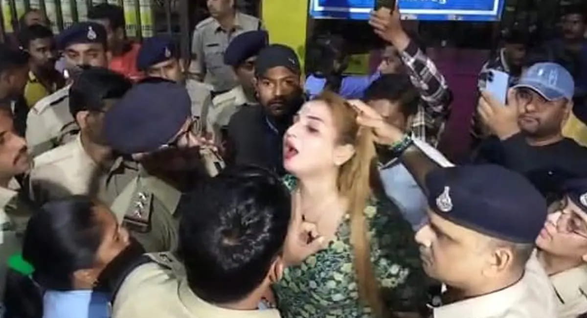 पहले पिया फ़िनाइल फिर अस्पताल में सामूहिक आत्महत्या  का हुआ प्रयास- 24 किन्नर अस्पताल में भर्ती 