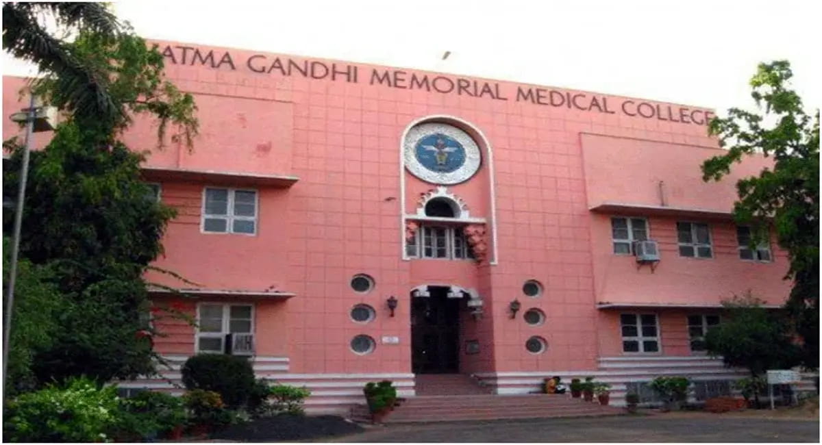 एमजीएम मेडिकल कॉलेज में नर्स की लापरवाही, डेढ़ माह के बच्चे का अंगूठा कटा