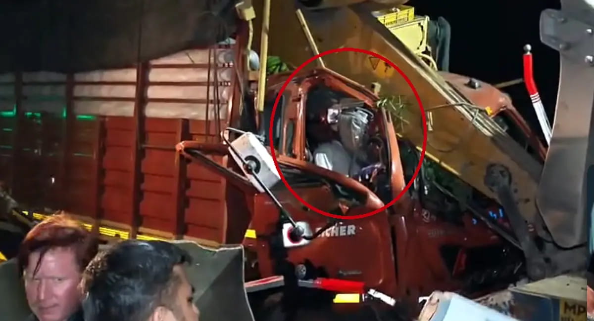 हाईवे पर खड़े ट्रक में घुसा केले से भरा आयशर, दर्दनाक हादसे में ड्राइवर-क्लीनर की मौत
